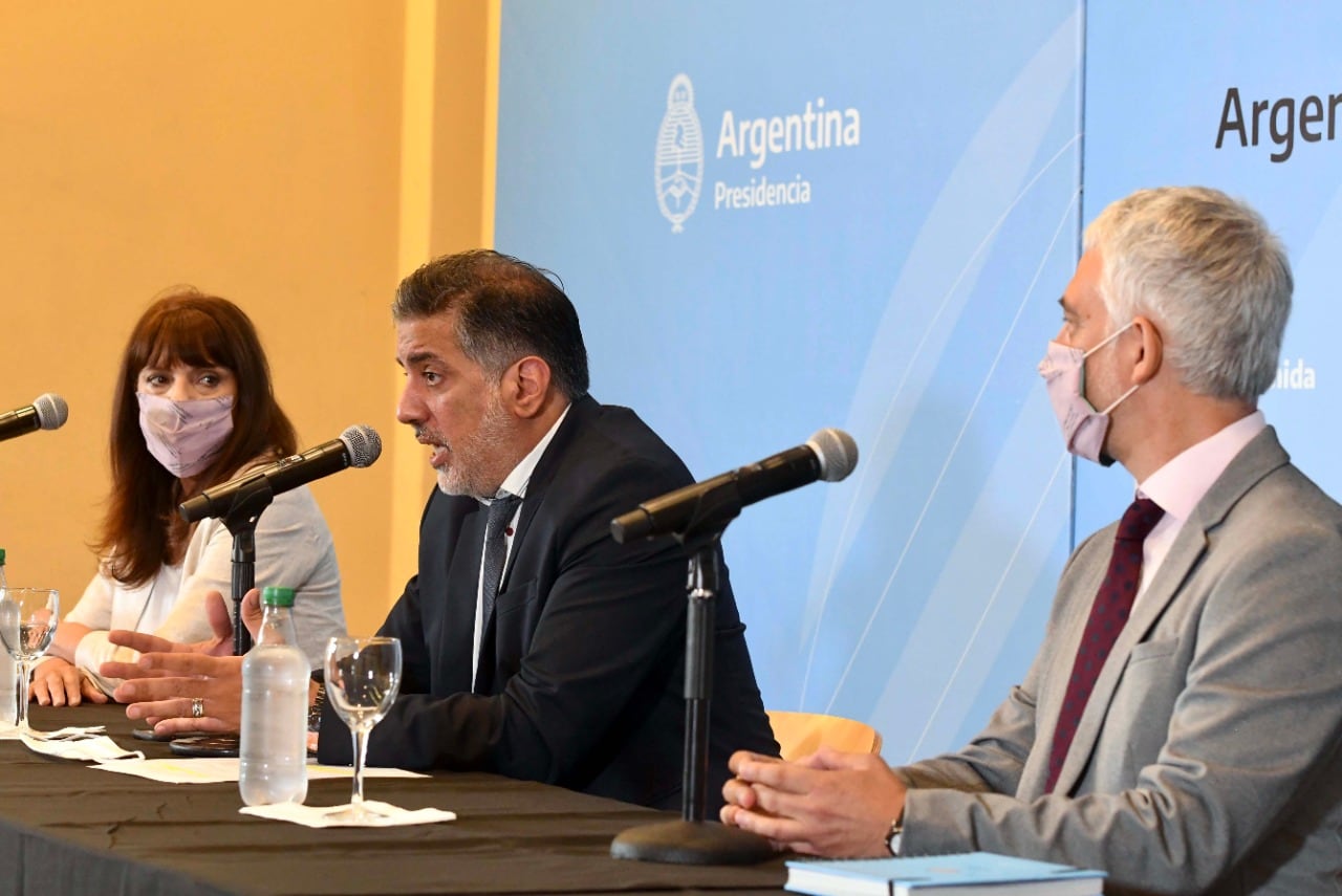 Las imágenes permiten identificar a quienes hicieron el retiro irregular de 11 millones.