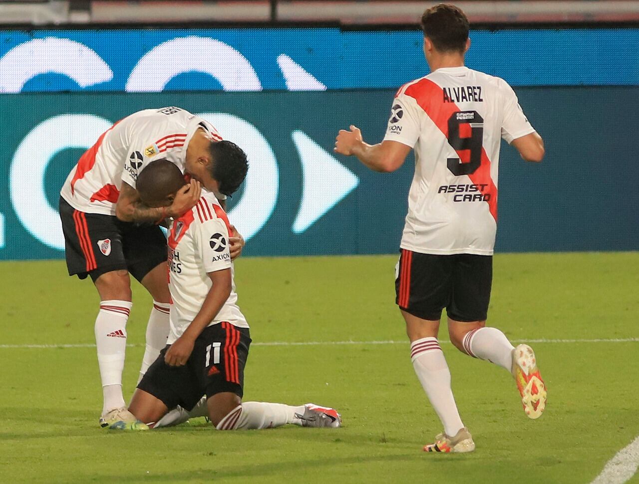 De La Cruz es felicitado por su gran definición en el primer gol.