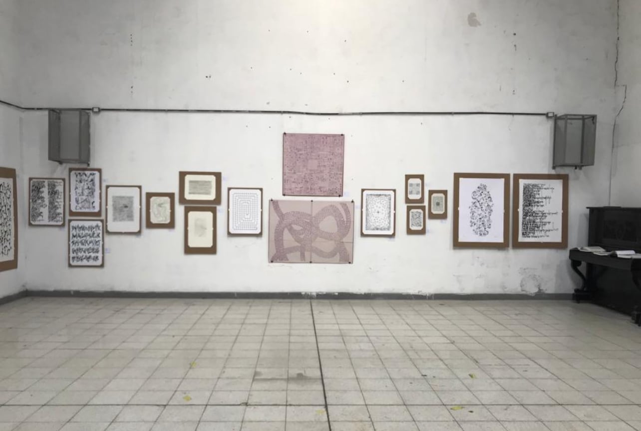 Vista parcial de la sala "León Ferrari", con obras del artista. Abajo: “Carta a un general”, 1963; de Ferrari.