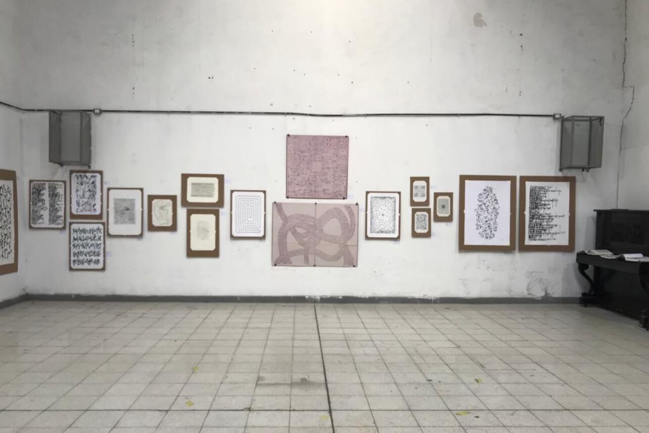 Vista parcial de la sala "León Ferrari", con obras del artista. Abajo: “Carta a un general”, 1963; de Ferrari.