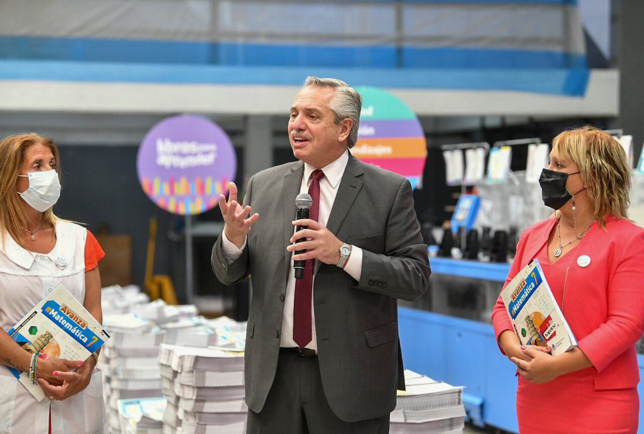El Presidente recorrió este lunes la planta Gráfica Argentina, donde se imprimen los ejemplares del programa "Libros para aprender".