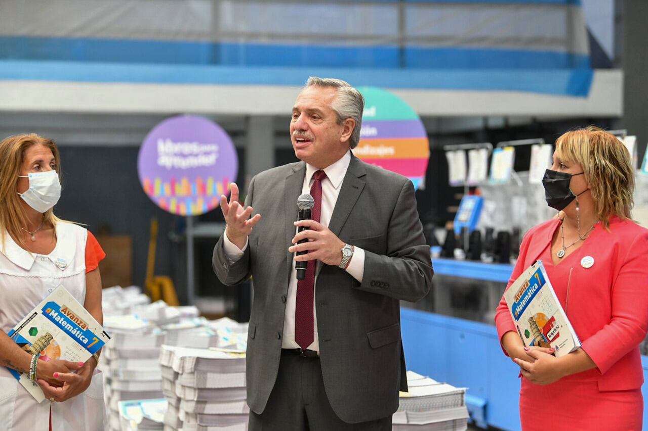 El Presidente recorrió este lunes la planta Gráfica Argentina, donde se imprimen los ejemplares del programa "Libros para aprender".