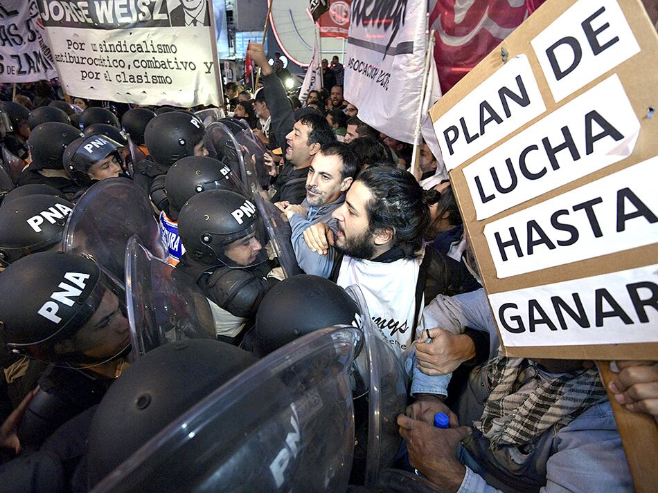 Los efectivos de Gendarmería a puro forcejeo para desalojar a los manifestantes de izquierda.