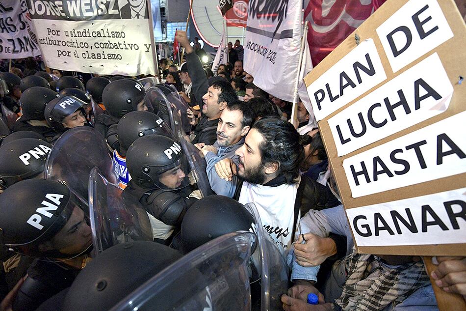 Los efectivos de Gendarmería a puro forcejeo para desalojar a los manifestantes de izquierda.
