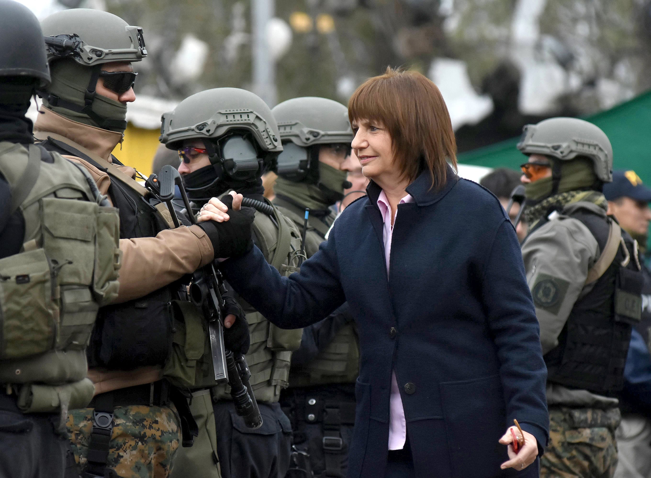 Patricia Bullrich en junio de 2017, durante un operativo en la Villa 1-11-14.