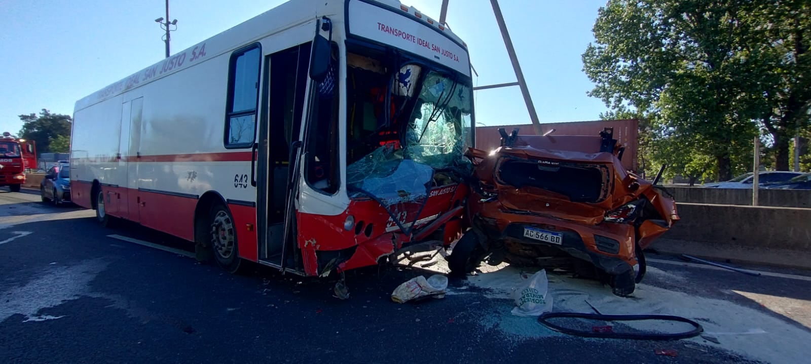 Así quedó el micro de auxilio y la Renault Sandero, dos de los vehículos involucrados