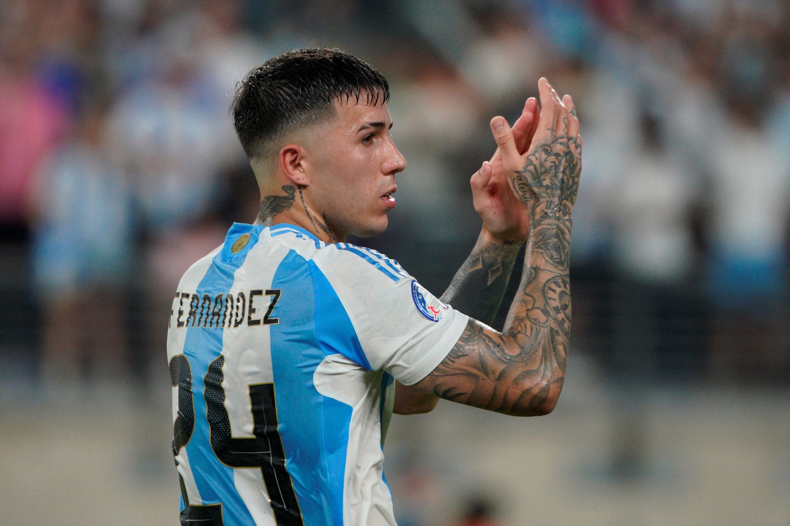 El mediocampista campeón de América pidió disculpas por "el lenguaje ofensivo" de los cantos.