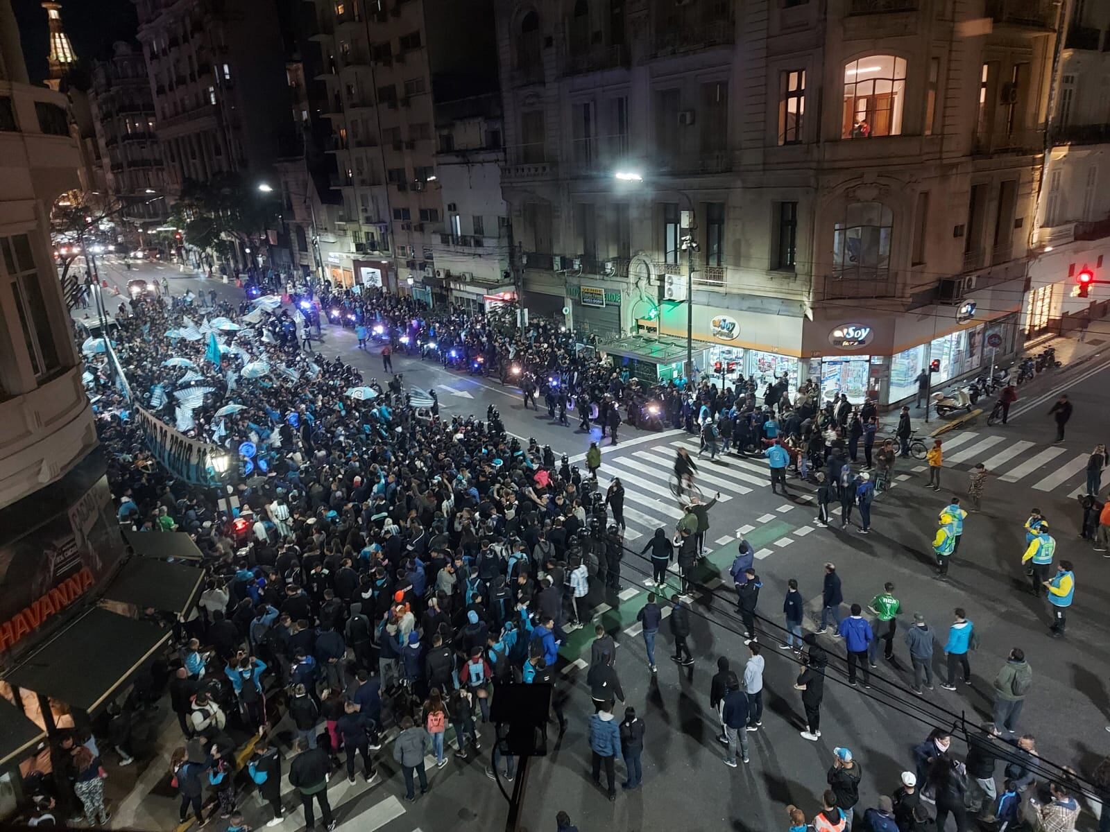 La gente se instaló sobre la Avenida Callao.