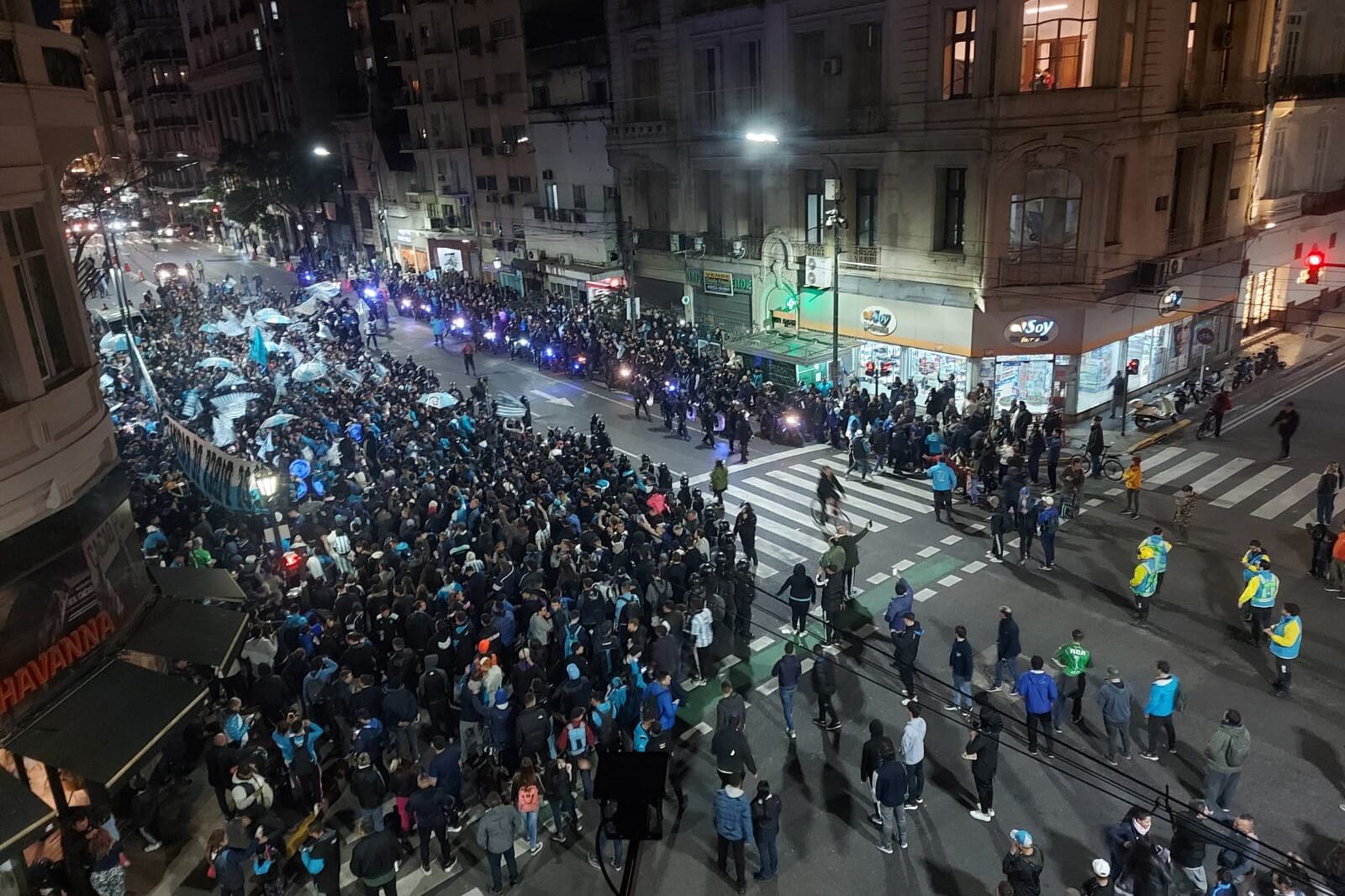 La gente se instaló sobre la Avenida Callao.
