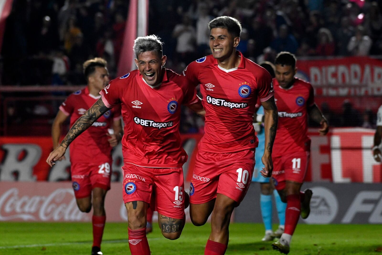 Gastón Verón (10) corre para festejar su gol
