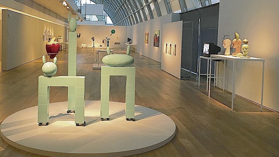 Vista parcial de la muestra Tácticas luminosas. Abajo: obra de Jitrik.