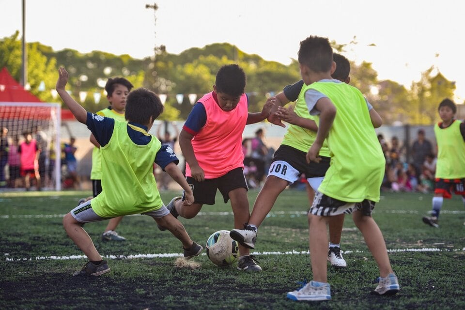 Los chicos juegan al fútbol infantil.