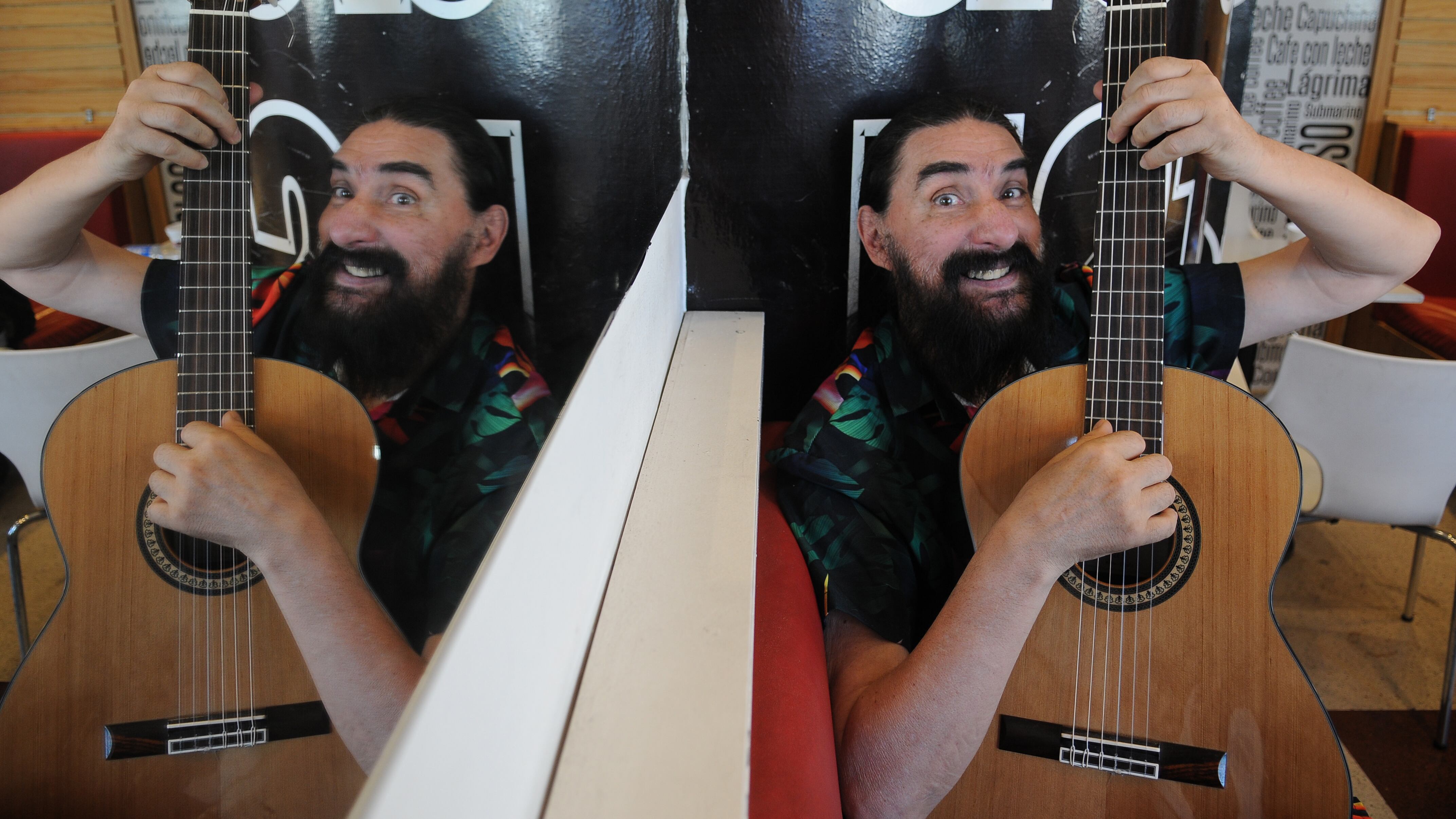 En el Astral, Hugo Varela es acompañado por la Orquesta Inestable.