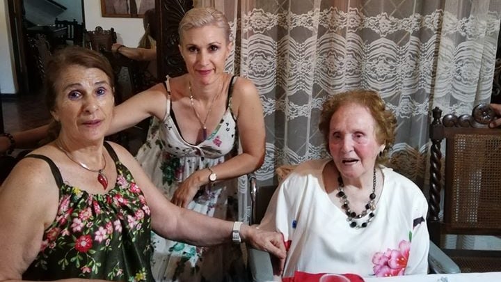 Clotilde Ragone hija junto a su madre, en la última Navidad