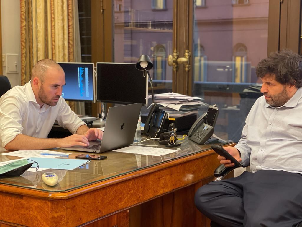 Guzmán y Chodos, el negociador argentino ante el FMI, el jueves por la tarde en Hacienda. 