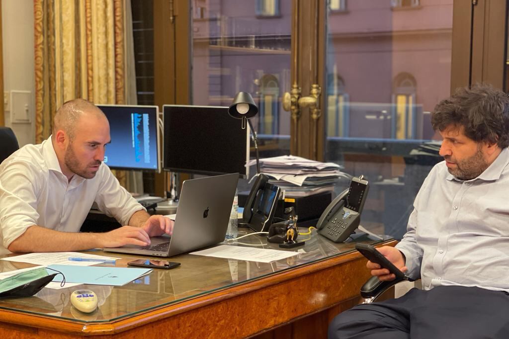 Guzmán y Chodos, el negociador argentino ante el FMI, el jueves por la tarde en Hacienda.