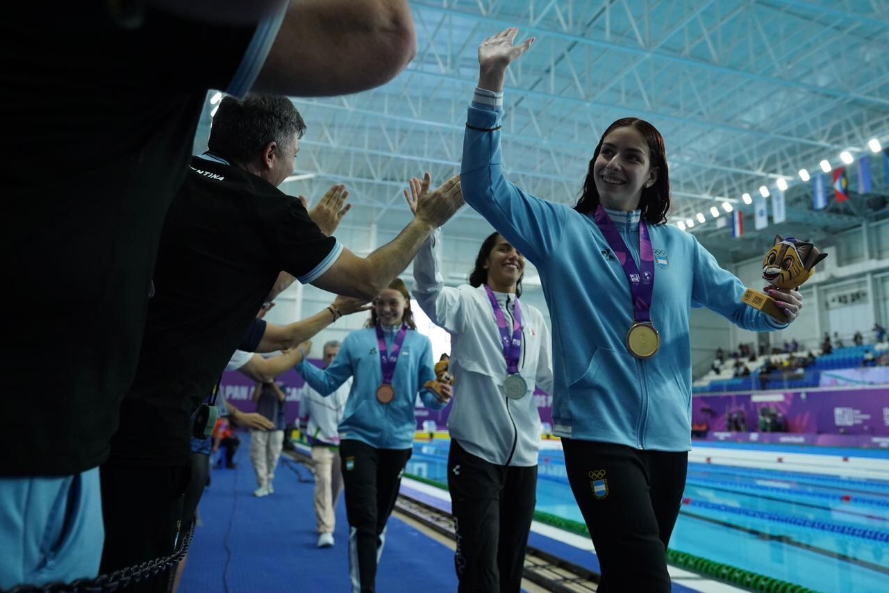 Malena Santillán recibe las felicitaciones del equipo argentino.