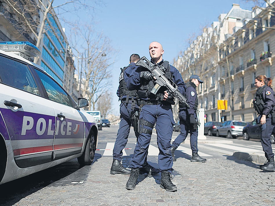 Policías vigilan el edificio del FMI en París después de la llegada de la carta bomba.
