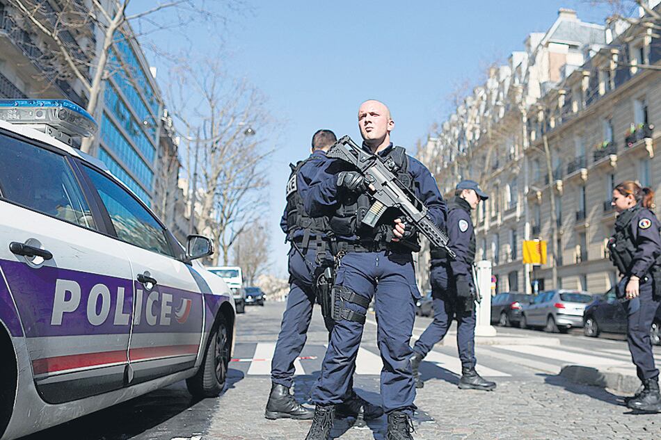 Policías vigilan el edificio del FMI en París después de la llegada de la carta bomba.