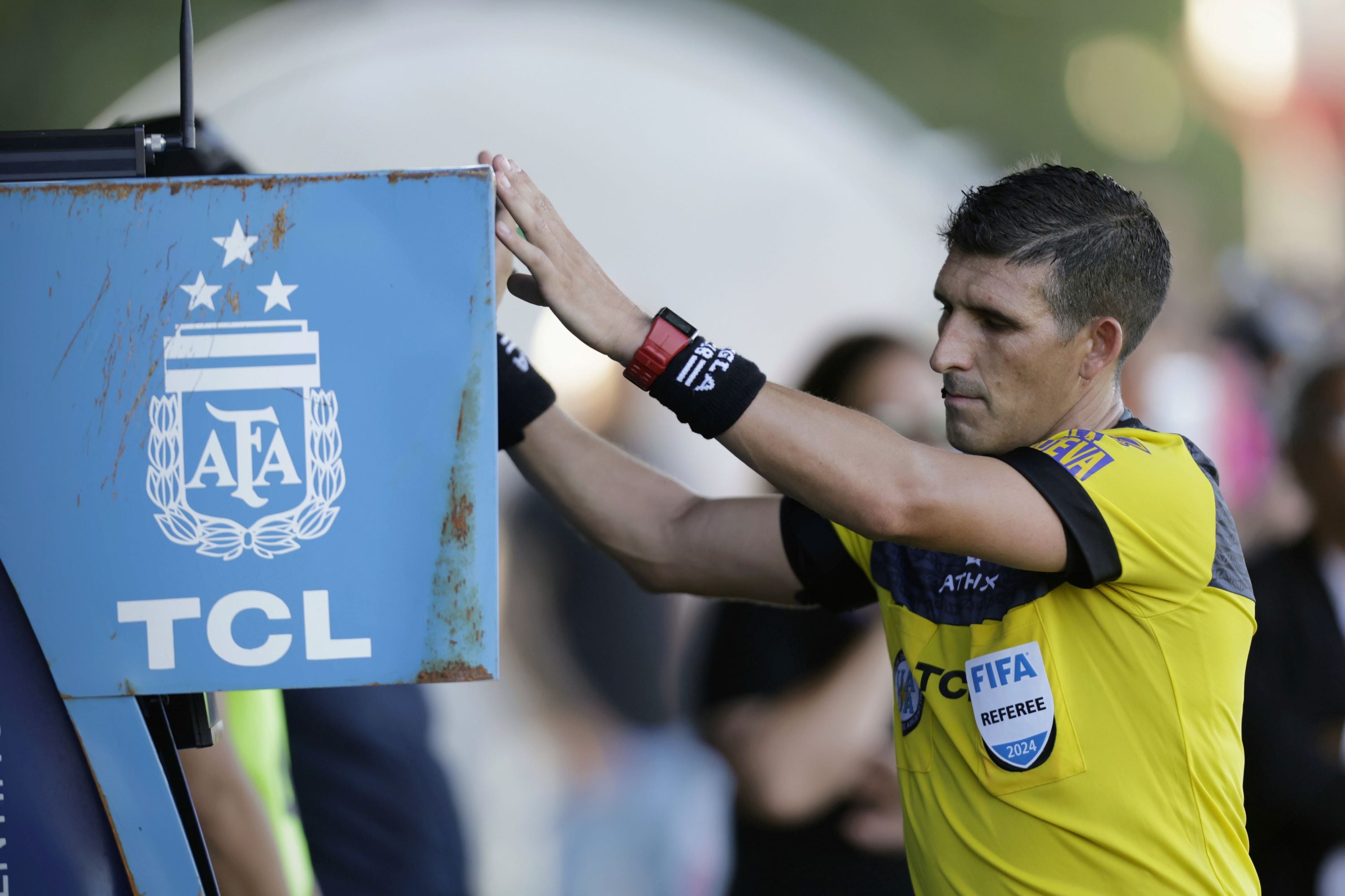 Merlos, con gestos de fastidio, recurriendo una y otra vez al VAR