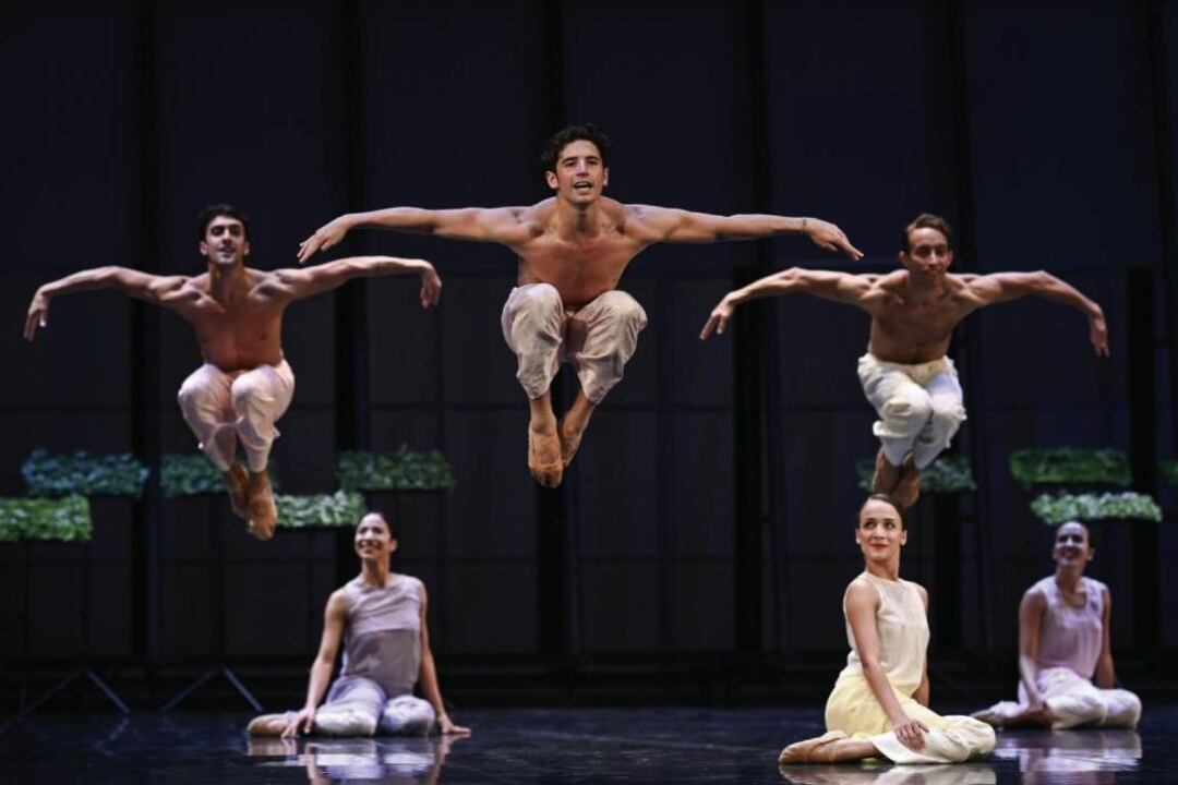 El amor carnal, la naturaleza, la sátira hacia el clero y la nobleza son algunos de los temas de la obra.