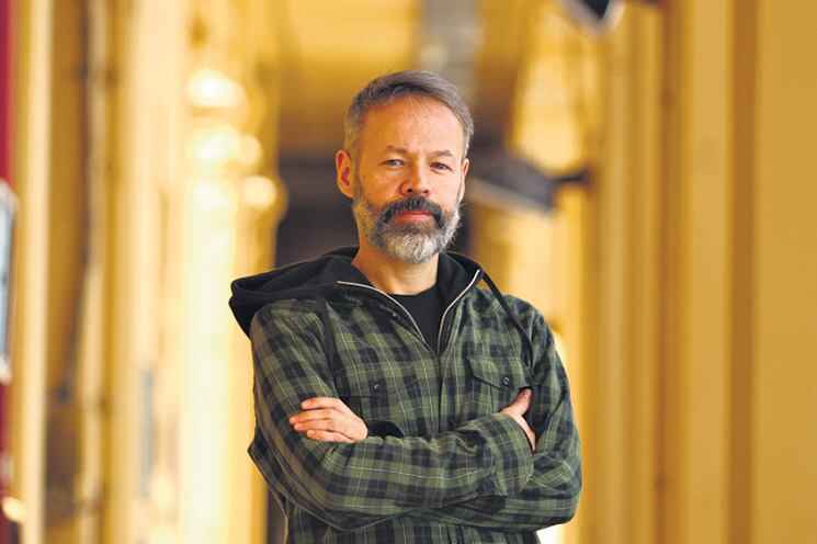 “Uso la canción como un caldero para empezar a sacudir las energías”, afirma Gabo Ferro.