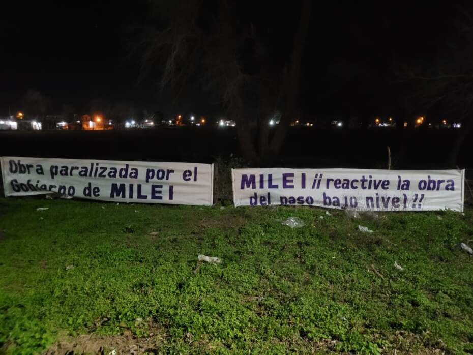 Algunos de los pasacalles colgados en Junín de cara a la visita de Milei
