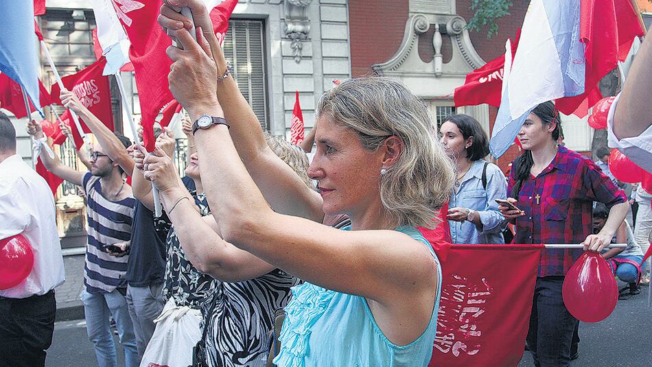 Un pequeño grupo antiderechos en el día del inicio del debate sobre el aborto.