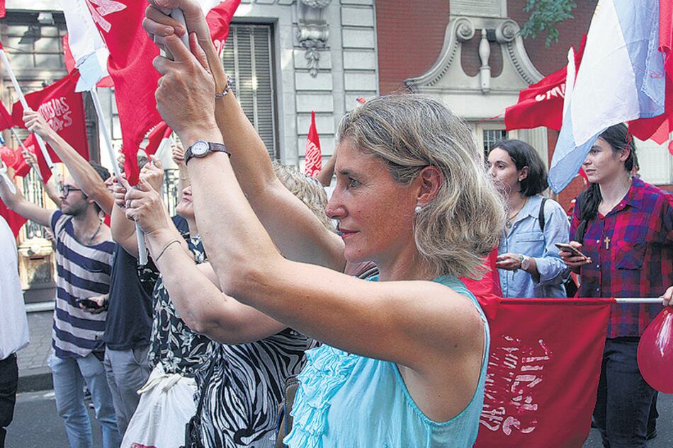 Un pequeño grupo antiderechos en el día del inicio del debate sobre el aborto.