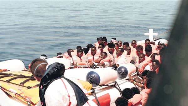 Aquarius es el nombre del barco de Médicos sin Fronteras y SOS Mediterráneo, que salvó a cientos de migrantes.