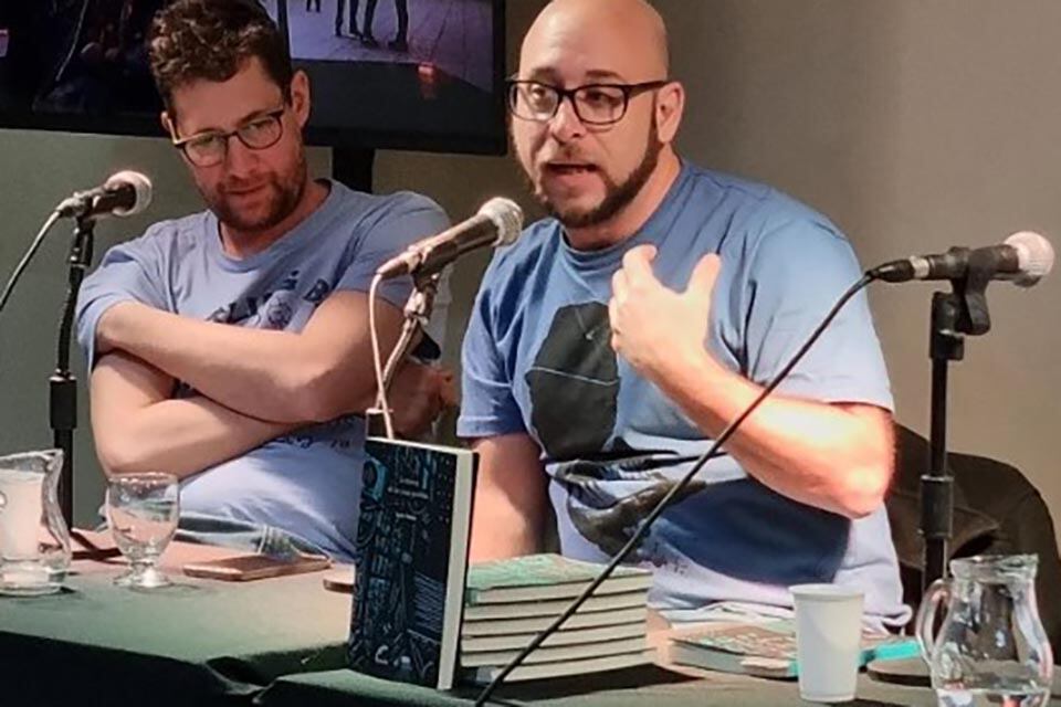 Javier Núñez junto a Nico Manzi (editor de la UNR).