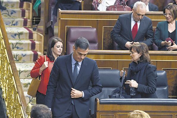 Sánchez se retira cabizbajo del Congreso después de ser derrotado en la votación del presupuesto.