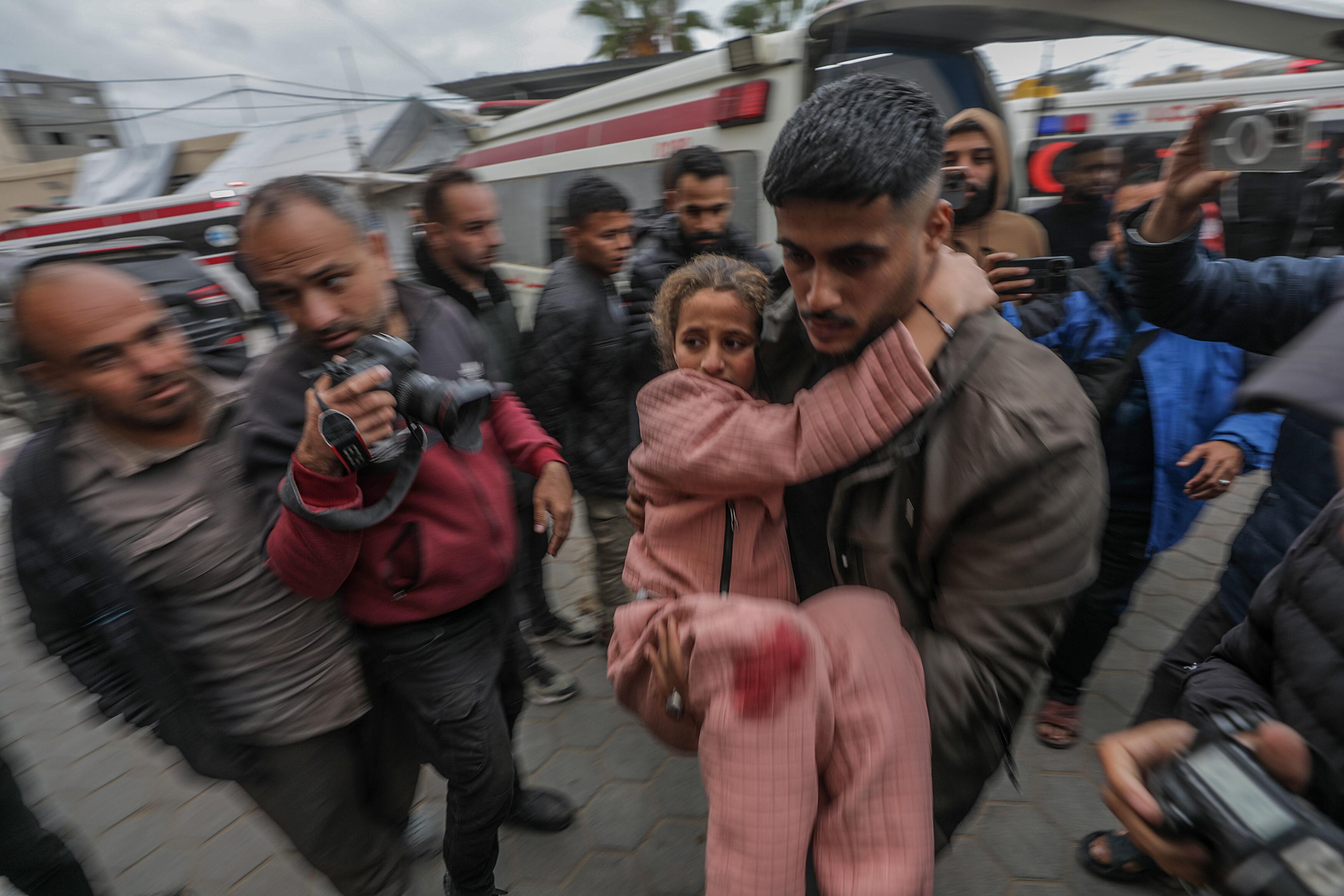 Una niña herida en un ataque a un campo de refugiados en Gaza es llevada a un hospital.