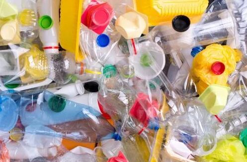 Los científicos han intentado desarrollar materiales seguros y sostenibles que puedan sustituir a los plásticos tradicionales, que no son sostenibles y dañan el medioambiente.