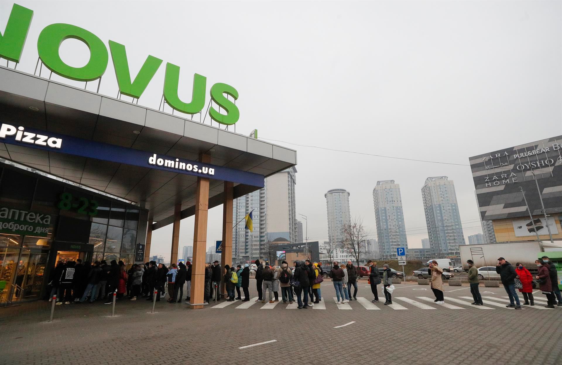 En distintos comercios de Kiev se formaron largas filas ante el inicio de la ofensiva rusa sobre Ucrania.