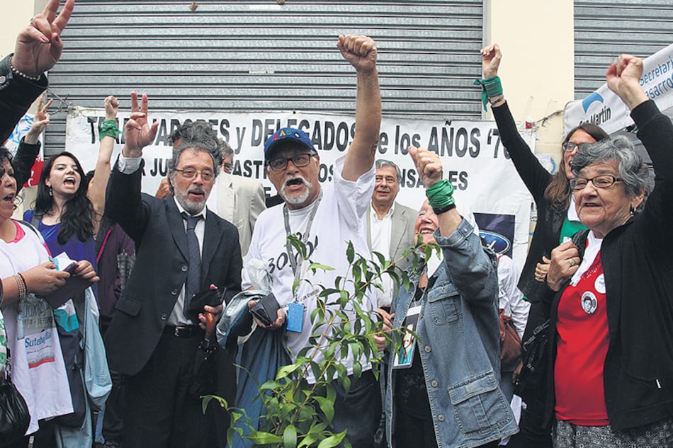 Las víctimas y sus familiares llevaban pañuelos con la leyenda “Juicio y castigo. Ford Nunca Más”.