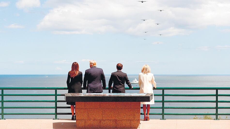 Trump y Macron junto a sus esposas Melania y Brigitte en Colleville-Sur-Mer, Francia.