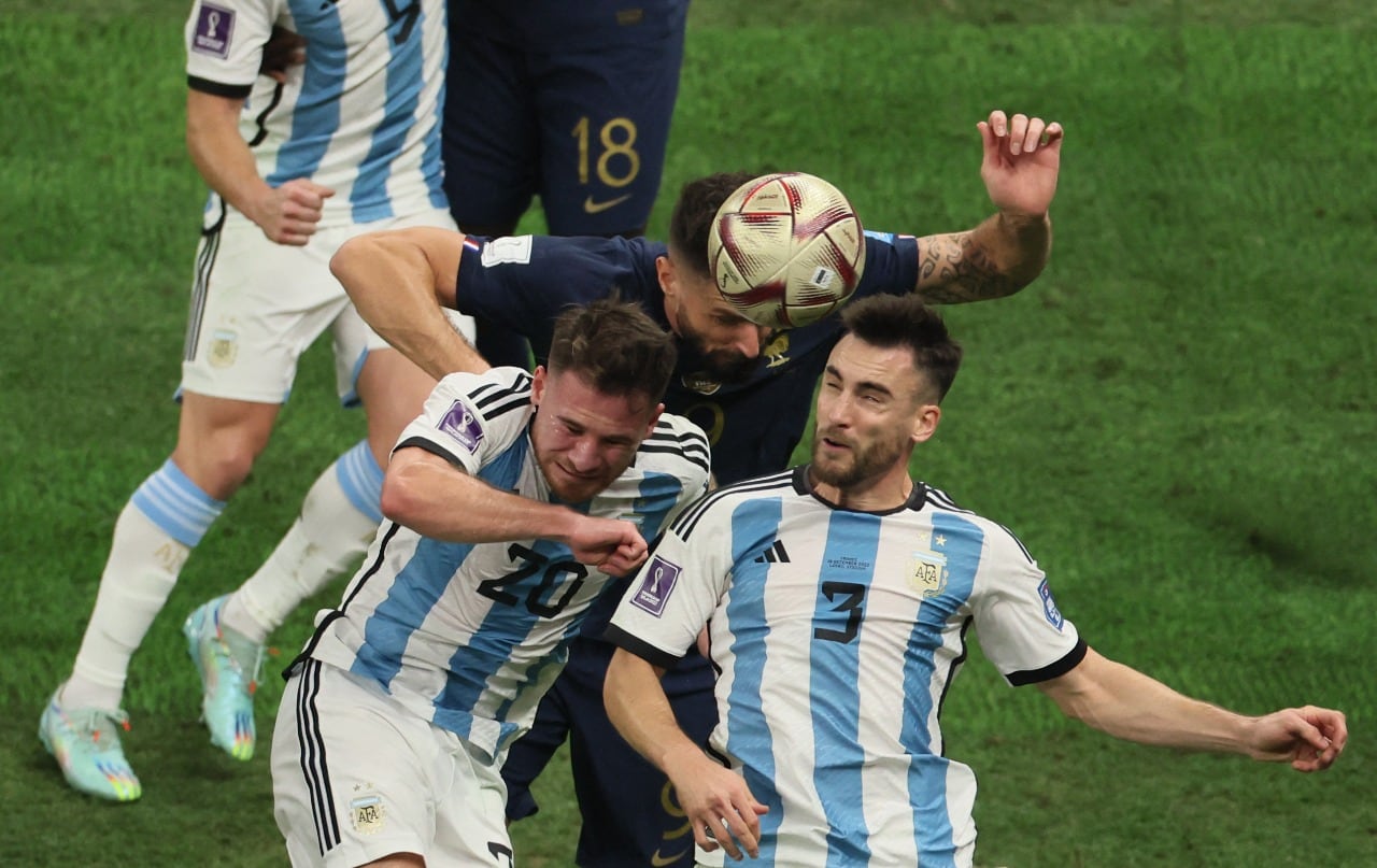 Mac Allister (1,74 metro) y Tagliafico (1,72) se bancan a Giroud (1,92). Los bajitos al poder