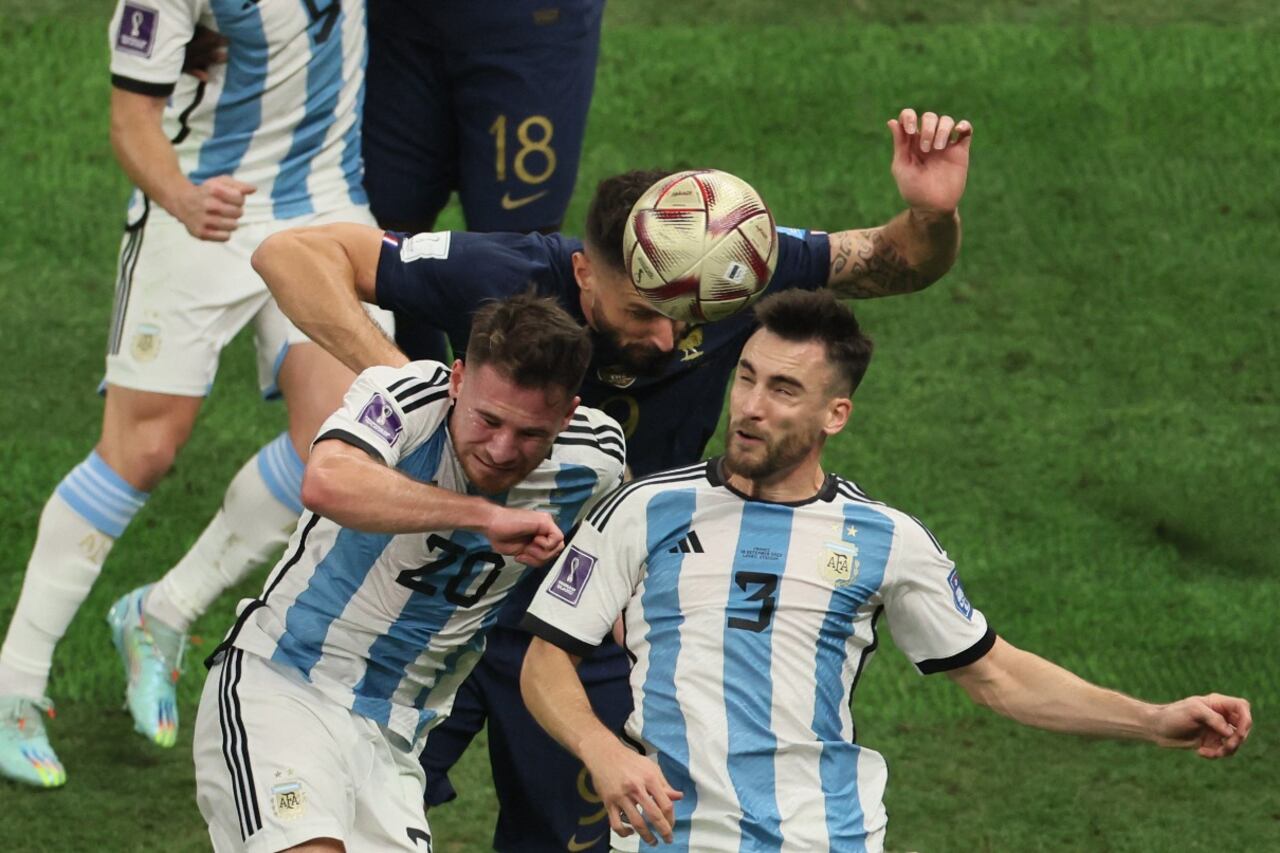 Mac Allister (1,74 metro) y Tagliafico (1,72) se bancan a Giroud (1,92). Los bajitos al poder