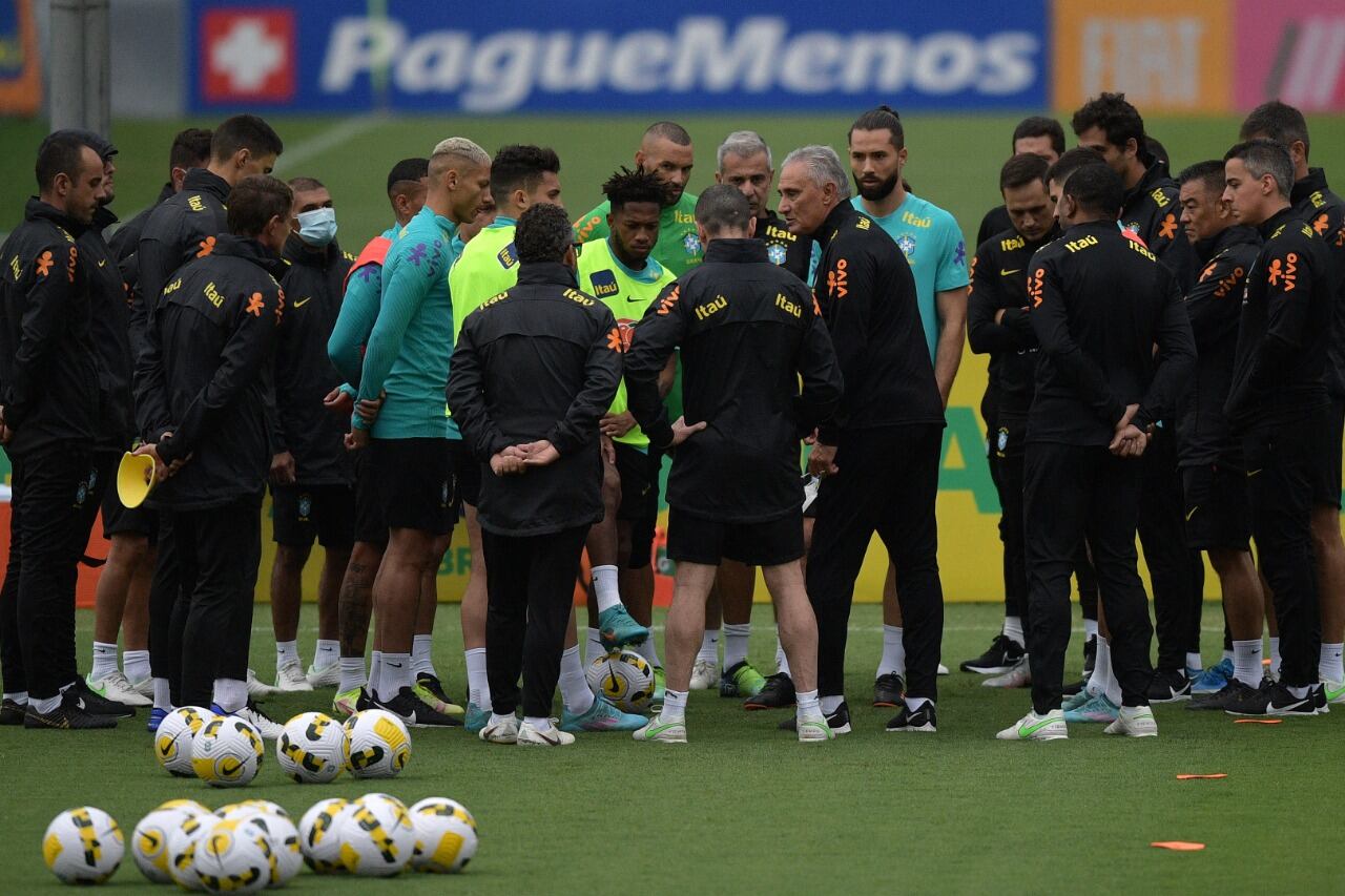 Tite da indicaciones a los jugadores brasileños