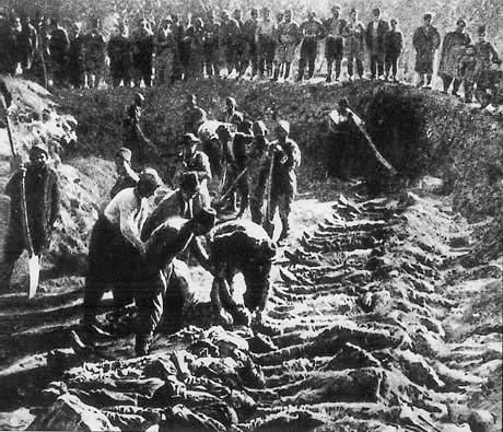 Entierro de armenios asesinados en Erzurum en 1895 durante las Matanzas Hamidianas, previas al genocidio armenio.