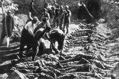 Entierro de armenios asesinados en Erzurum en 1895 durante las Matanzas Hamidianas, previas al genocidio armenio.