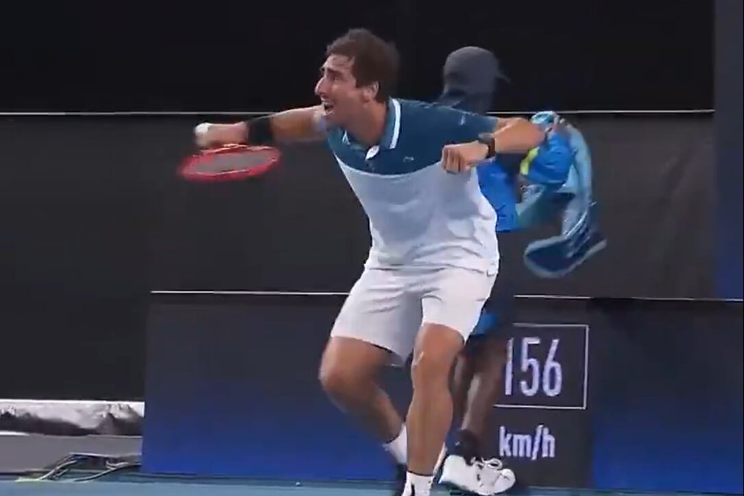 Cuevas, en medio de las protestas ante el árbitro.