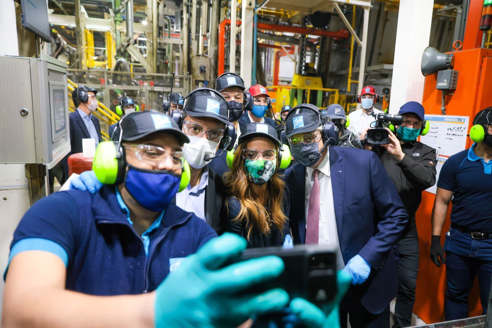 Alberto Fernández recorrió la empresa Ball, dinde los directivos anunciaron una inversión de 60 millones de dólares y la generación de nuevos puestos de trabajo.