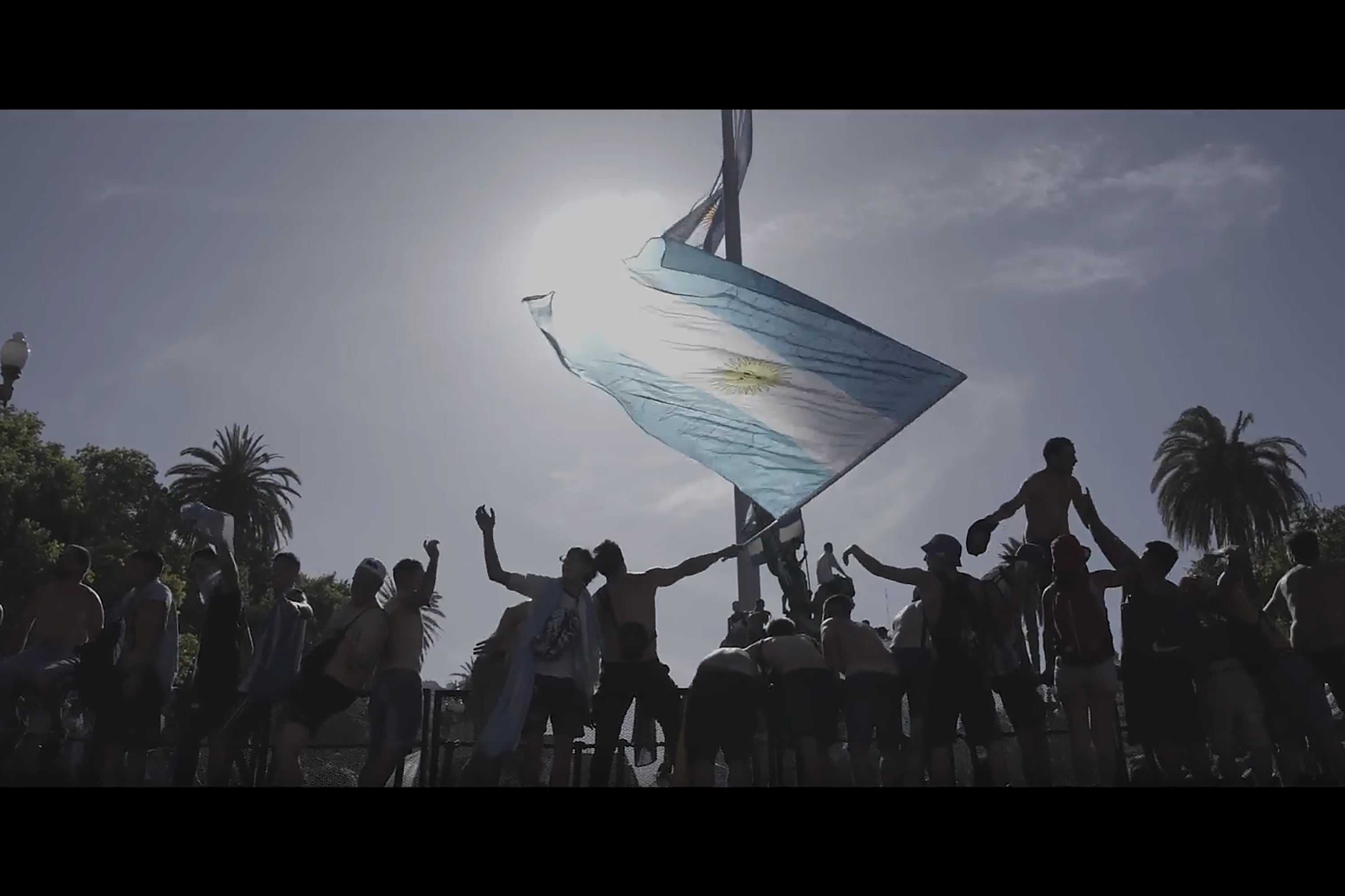 Hacia el final aparece eso que no podía faltar sobre esta epopeya deportiva: el pueblo en las calles.