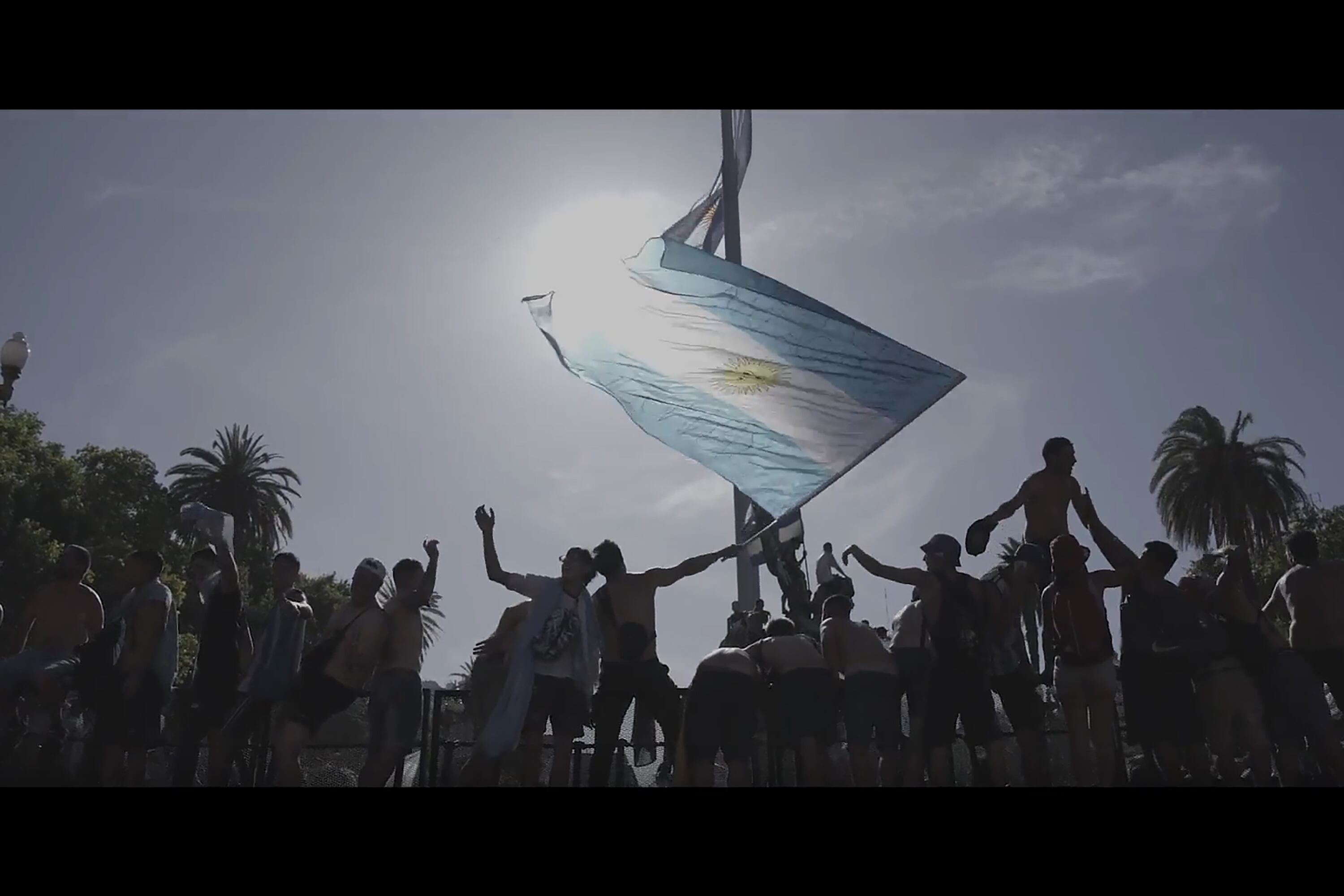 Hacia el final aparece eso que no podía faltar sobre esta epopeya deportiva: el pueblo en las calles.