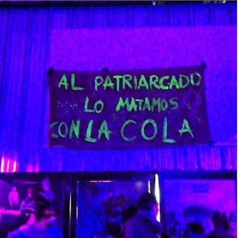 Consigna textual presente el verano pasado en una fiesta Hiedrah, recuperada por @gaysoflatecapitalism