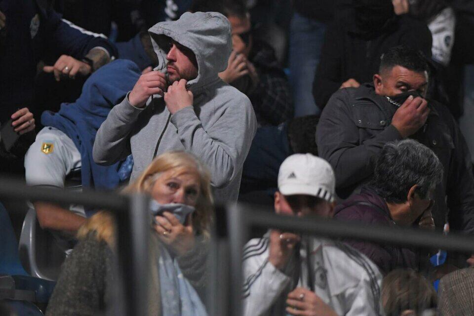 El club platense repudió la represión policial y quiere accionar en la Justicia como víctima de la represión policial. (Foto:Telam)