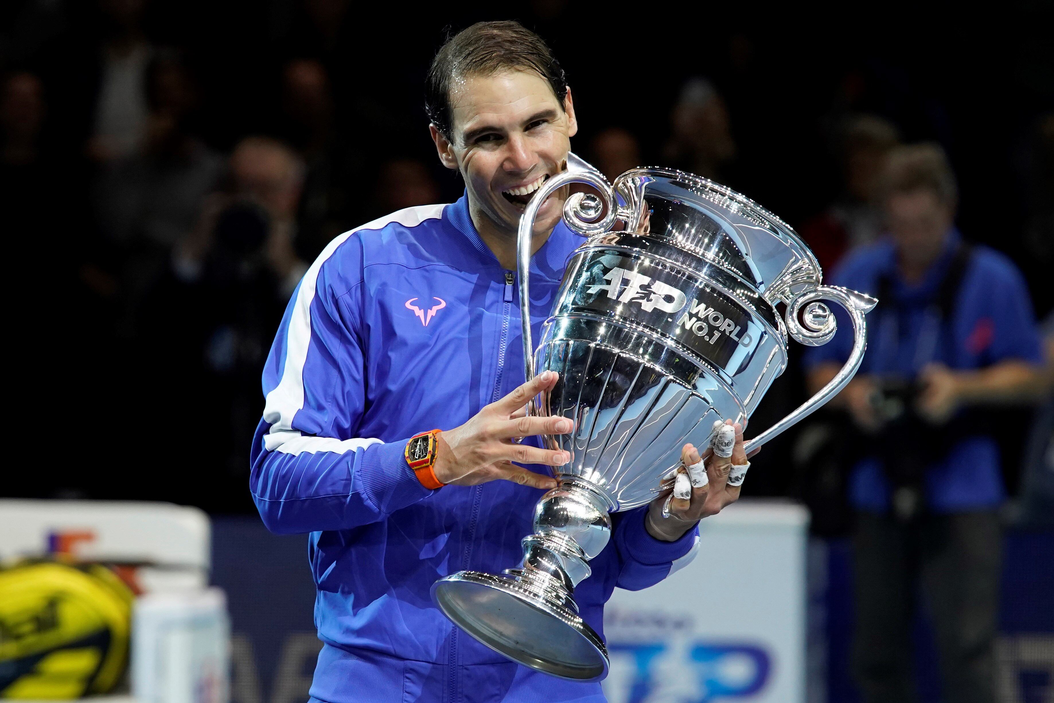 Nadal con la Copa por terminar como número uno.