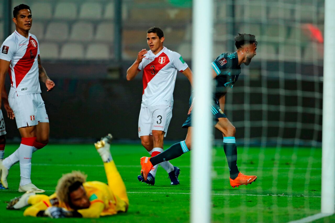 Nico González festeja el primero de la noche limeña.